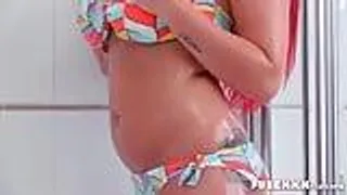 Rothaarige mit dicken Titten unter der Dusche