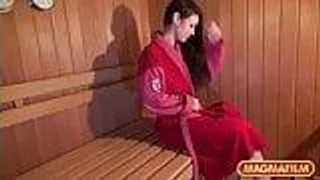 Schlanke Russin lutscht alten Schwanz in der Sauna